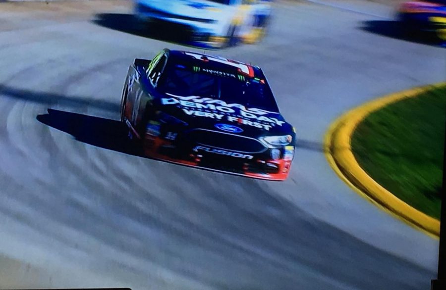 Bowyer racing through turns 3 and 4 at Martinsville
