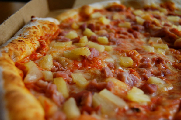 PINEAPPLES ON PIZZA